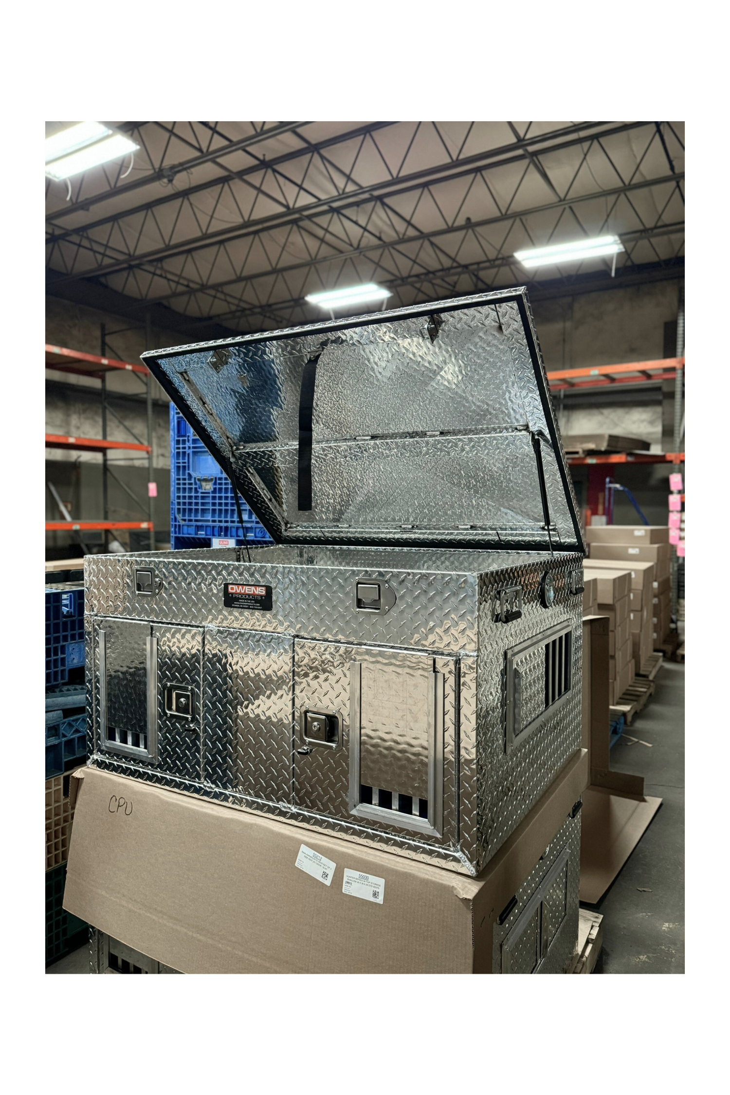 Dog Box 55030 Hunter Series Double Compartment with Top Storage / 48 W x 36 D x 26 H / Shallow / Standard Vents / Diamond Tread Aluminum / Owens Products