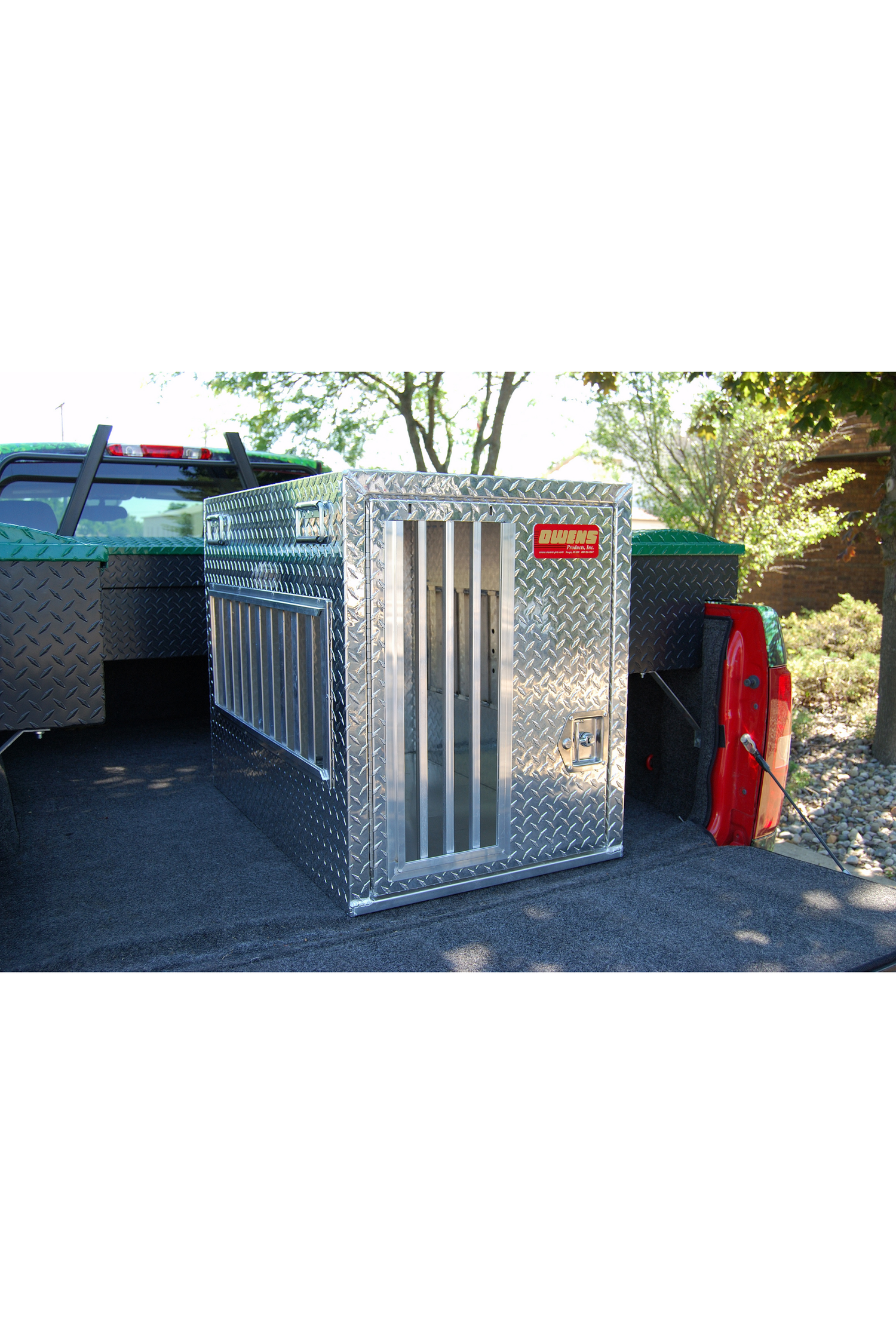 Dog Box 55033L Hunter Series Single Compartment / 24 W x 38 D x 30 H / All Seasons Vents / Diamond Tread Aluminum / Owens Products