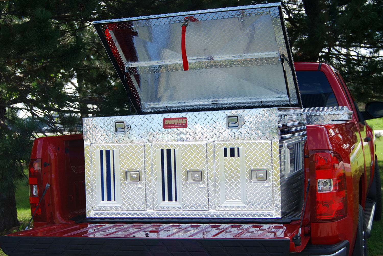 Dog Box 55055 Hunter Series Triple Compartment with Top Storage / 48 W x 45 D x 26 H / Standard Vents / Diamond Tread Aluminum / Owens Products