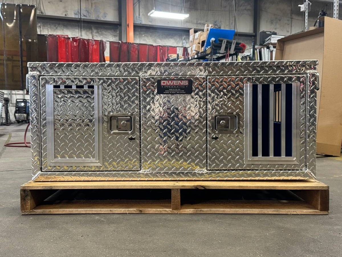 Dog Box 55077 Hunter Series Double Compartment / 48 W x 36 D x 20 H / Shallow / Standard Vents / Diamond Tread Aluminum / Owens Products