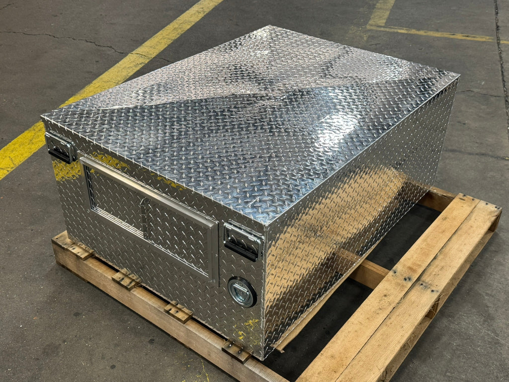 Dog Box 55077 Hunter Series Double Compartment / 48 W x 36 D x 20 H / Shallow / Standard Vents / Diamond Tread Aluminum / Owens Products