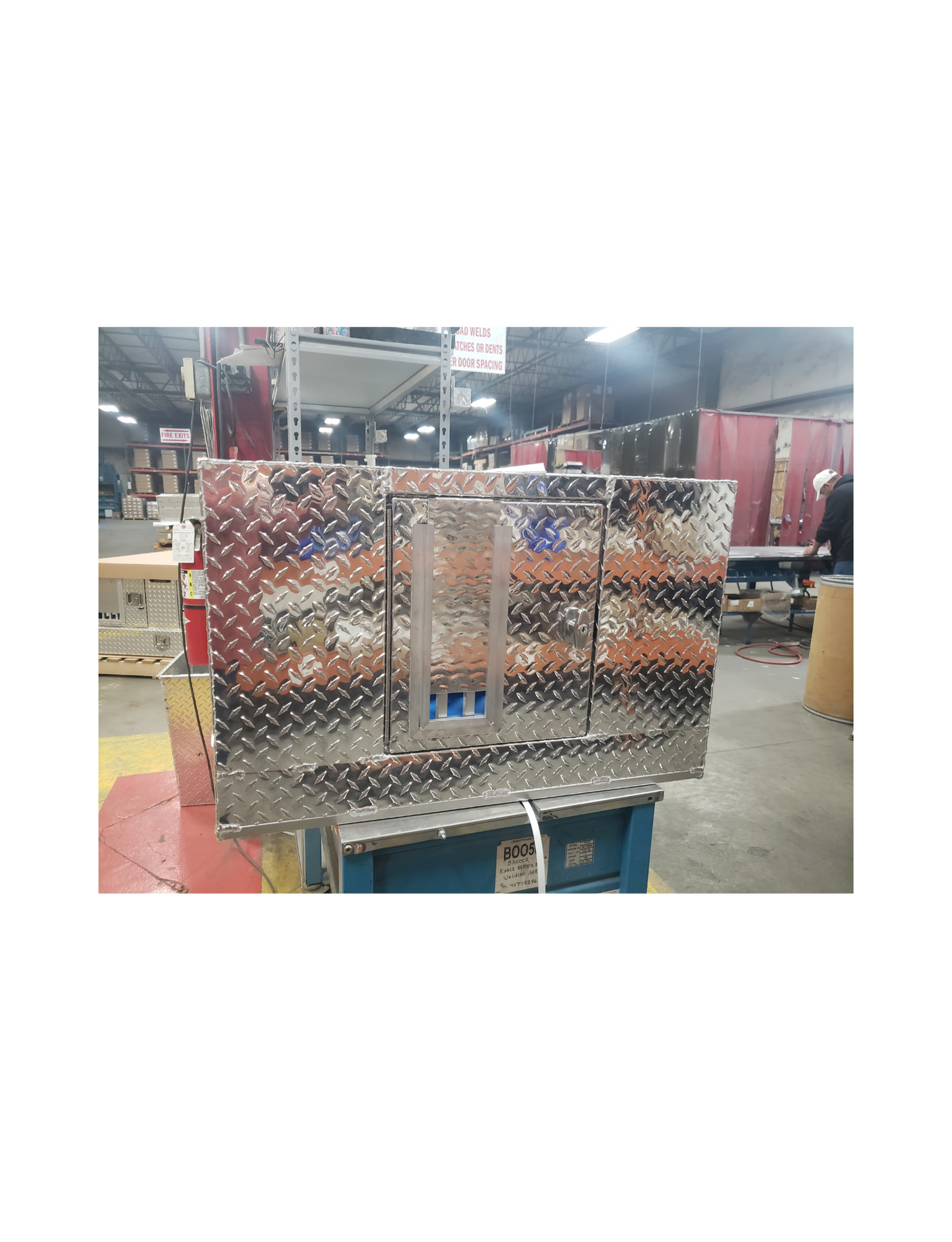Dog Box 55110 Single Compartment Dog Box / 34 W X 20 D X 22 H / All Season Vents / Diamond Tread Aluminum / Owens Products