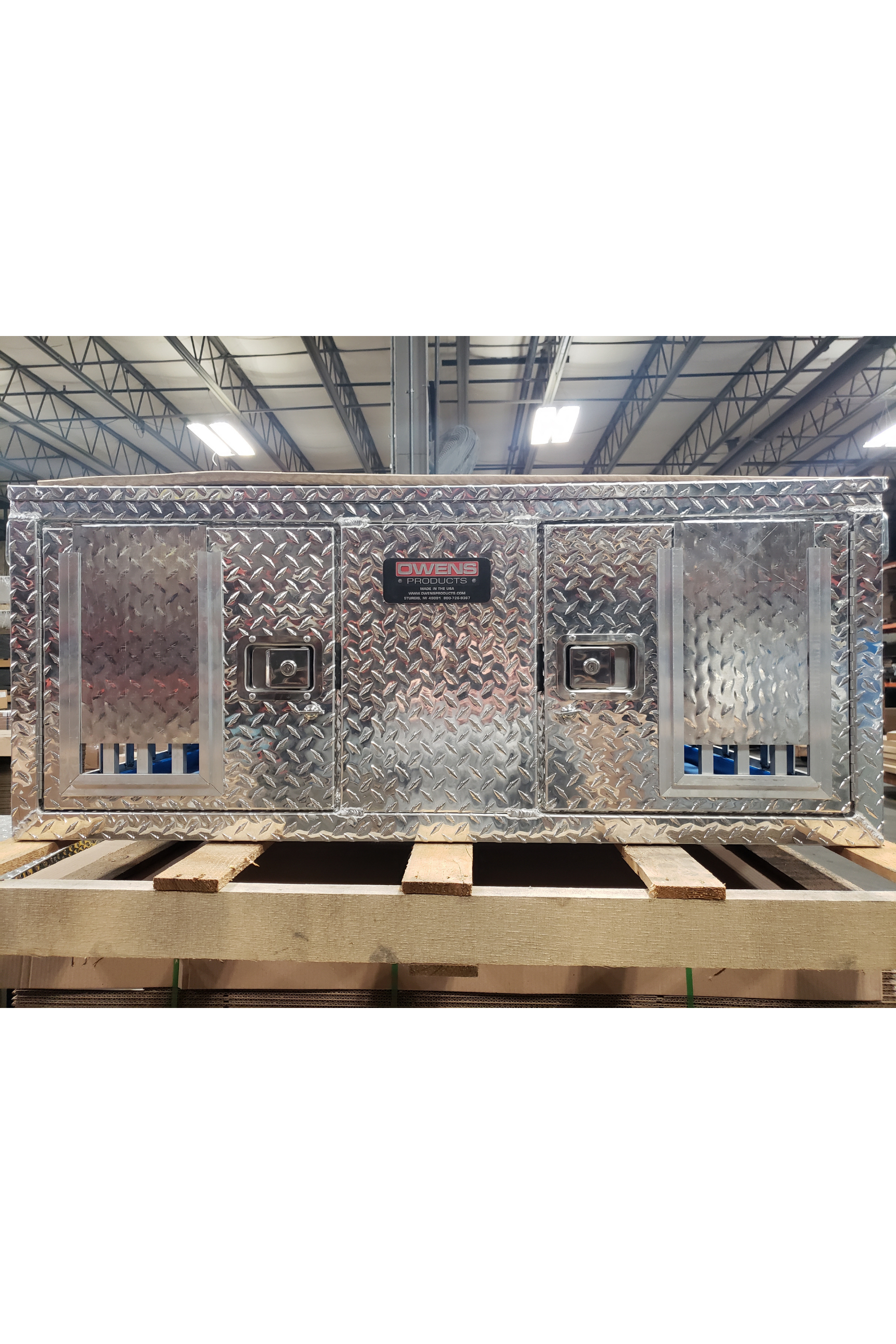 Dog Box 55477 Hunter Series Shallow Double Compartment / 48 W X 36 D X 20 H / Shallow / All Season Vents / Diamond Tread Aluminum / Owens Products - K9 Dog Boxes