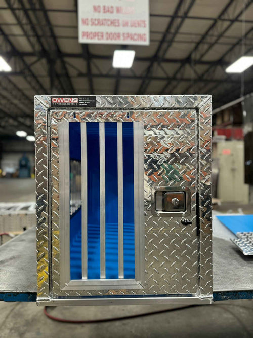 Dog Box 55019 Hunter Series Single Compartment / 21 W x 38 D x 25 H / All Seasons Vents / Diamond Tread Aluminum / Owens Products