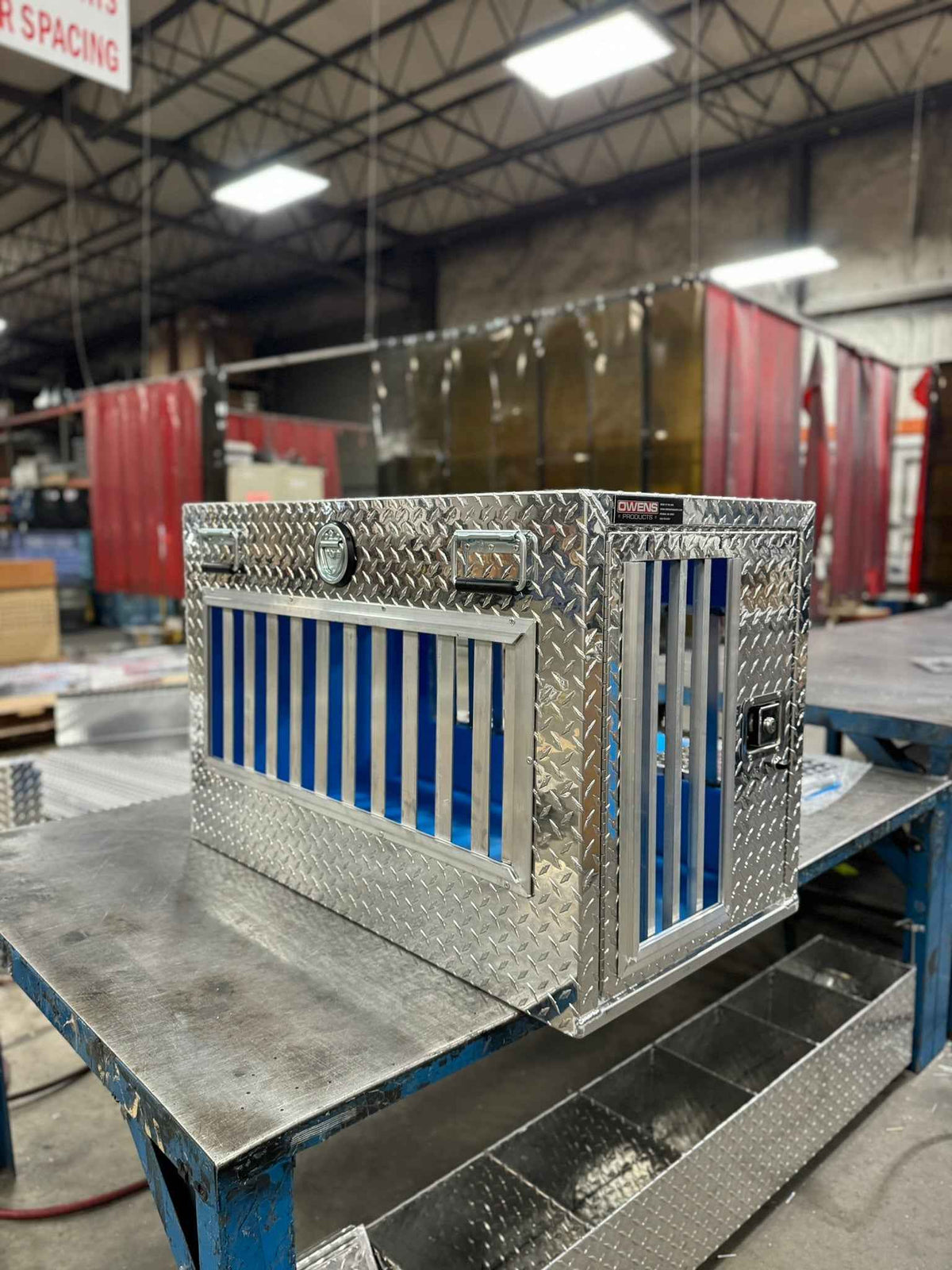 Dog Box 55019 Hunter Series Single Compartment / 21 W x 38 D x 25 H / All Seasons Vents / Diamond Tread Aluminum / Owens Products