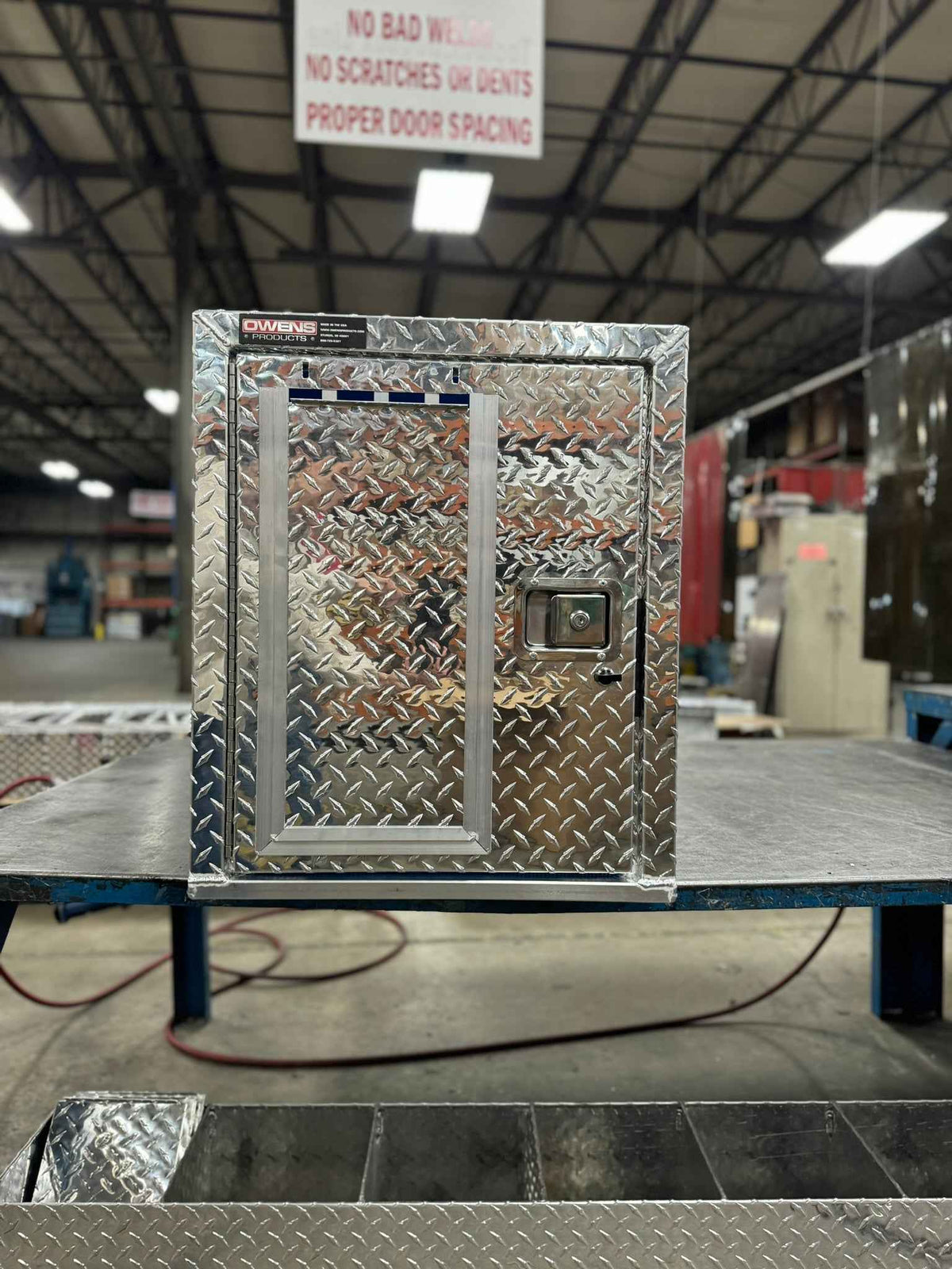 Dog Box 55019 Hunter Series Single Compartment / 21 W x 38 D x 25 H / All Seasons Vents / Diamond Tread Aluminum / Owens Products