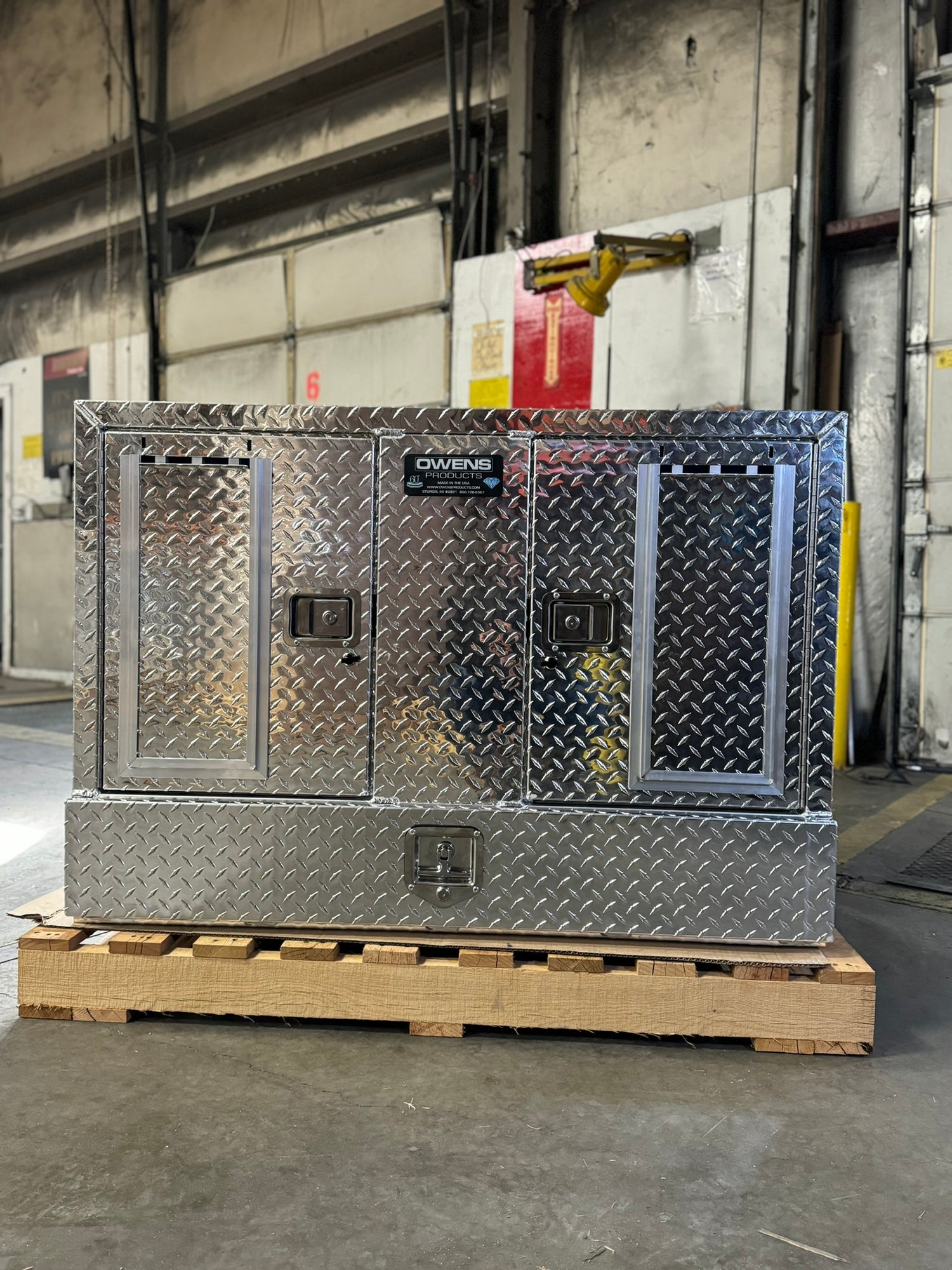 Dog Box 55057W Pro Hunter Series Double Compartment with Bottom Drawer / 46 W x 45 D x 31 H / Tall / All Seasons Vents / Diamond Tread Aluminum / Owens Products