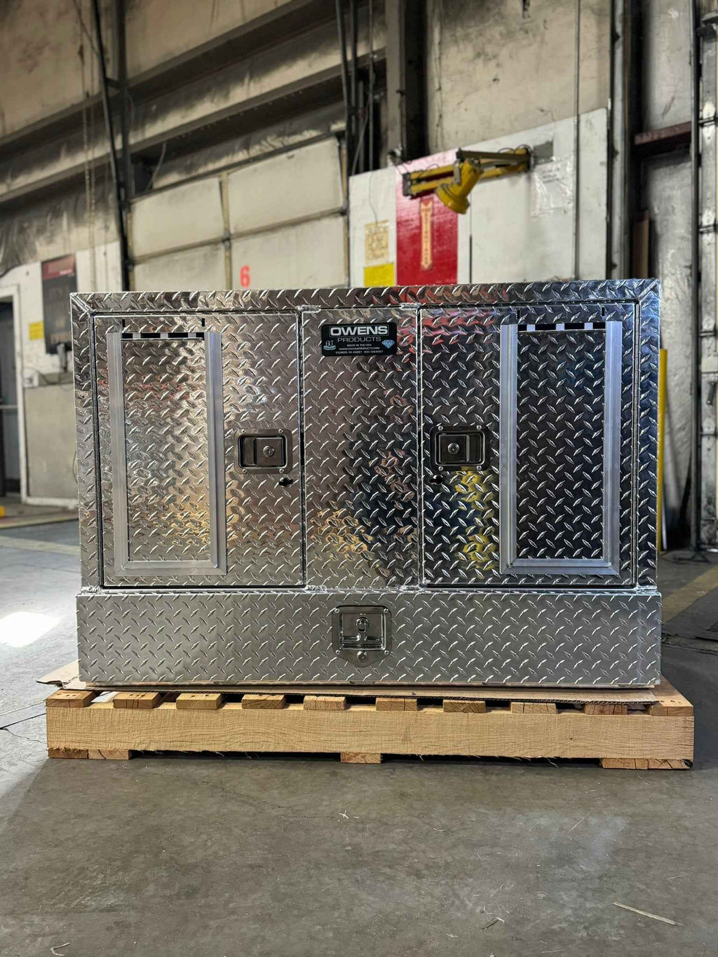 Dog Box 55057W Pro Hunter Series Double Compartment with Bottom Drawer / 46 W x 45 D x 31 H / Tall / All Seasons Vents / Diamond Tread Aluminum / Owens Products