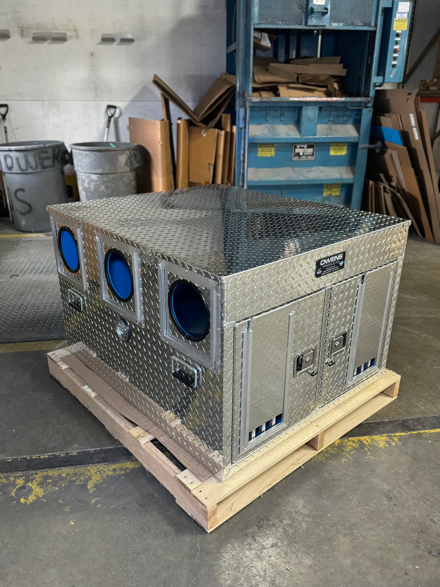 Dog Box 55061 Hunter Series Double Compartment / 38 W x 45 D x 28 H / Bear/Cat / Special Order / Striker Holes / Diamond Tread Aluminum / Owens Products