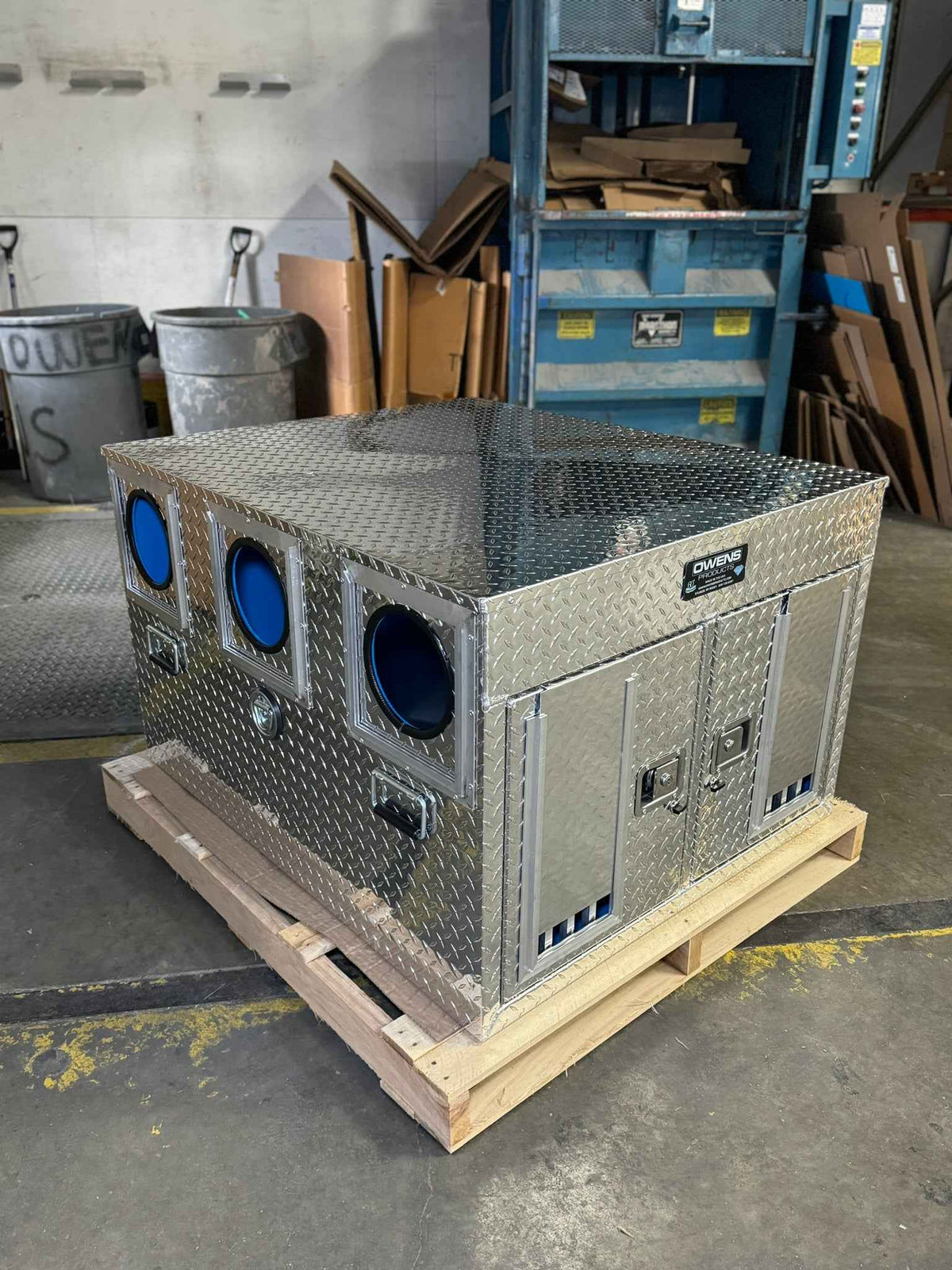 Dog Box 55061 Hunter Series Double Compartment / 38 W x 45 D x 28 H / Bear/Cat / Special Order / Striker Holes / Diamond Tread Aluminum / Owens Products