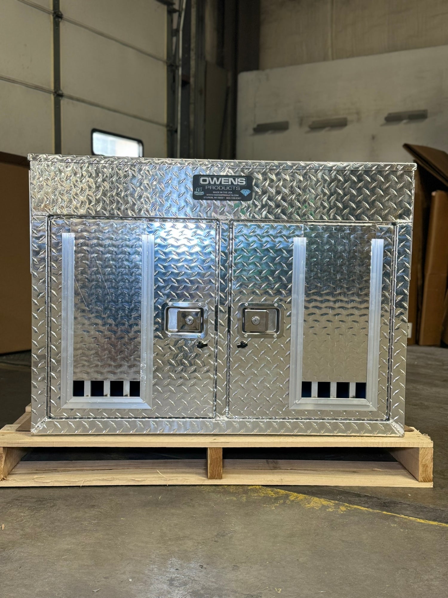 Dog Box 55061 Hunter Series Double Compartment / 38 W x 45 D x 28 H / Bear/Cat / Special Order / Striker Holes / Diamond Tread Aluminum / Owens Products