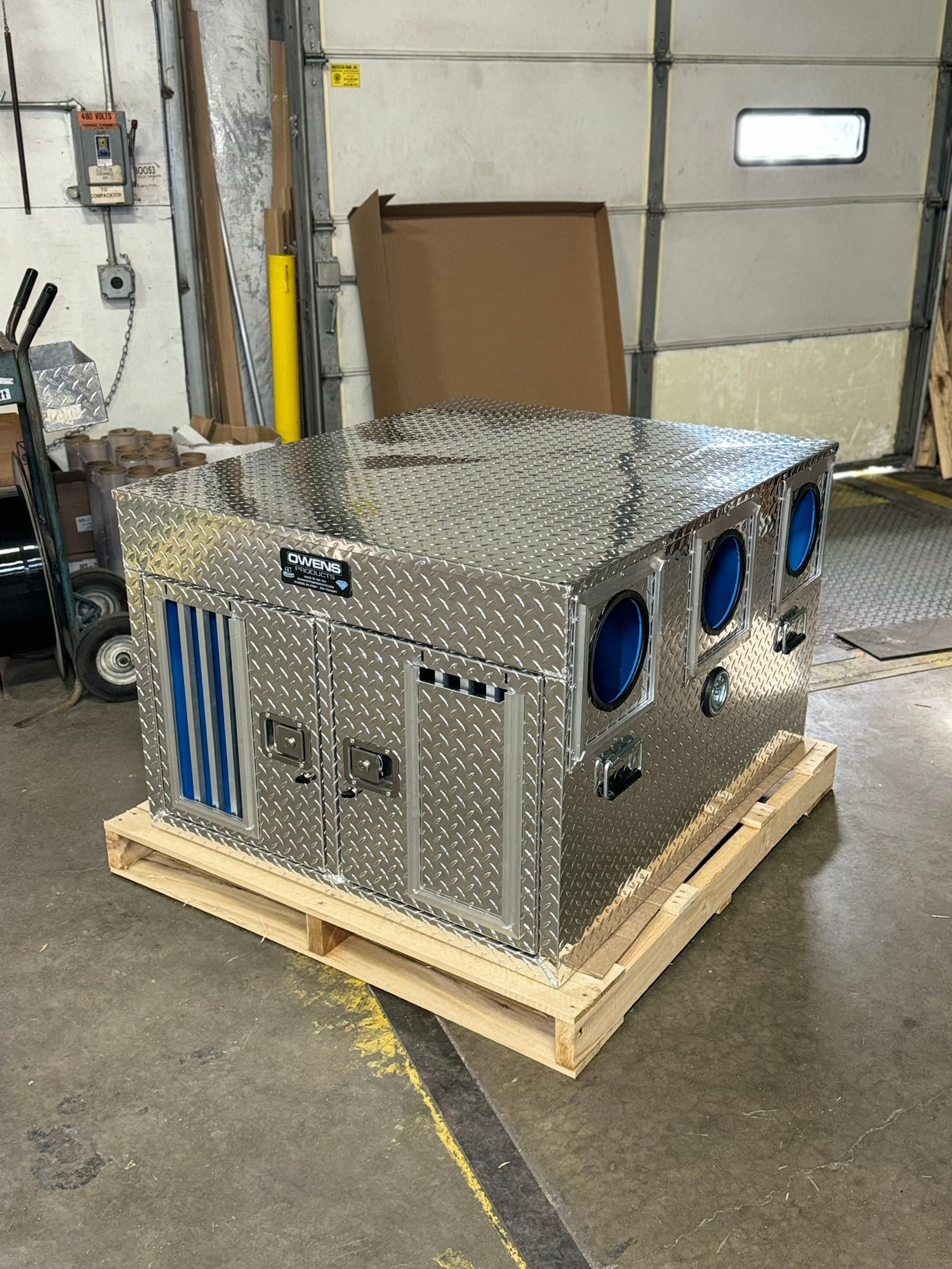 Dog Box 55061 Hunter Series Double Compartment / 38 W x 45 D x 28 H / Bear/Cat / Special Order / Striker Holes / Diamond Tread Aluminum / Owens Products
