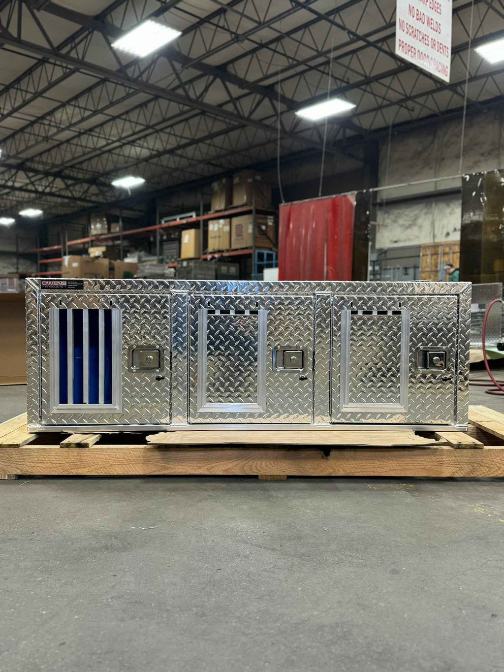 Dog Box 55029 Hunter Series Triple Compartment / 58.5 W X 22.25 D X 20 H / Door And Rear Vents / Diamond Tread Aluminum / Owens Products