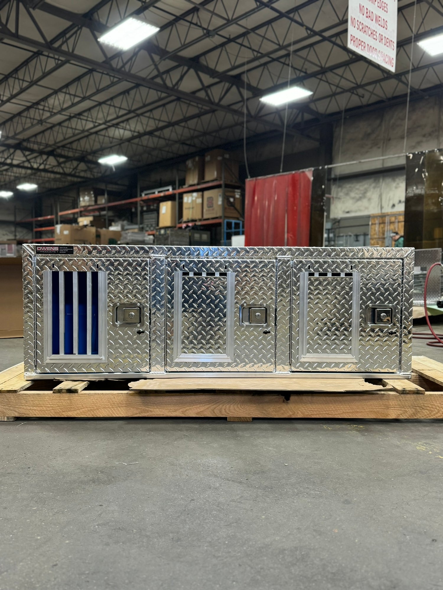 Dog Box 55029 Hunter Series Triple Compartment / 58.5 W X 22.25 D X 20 H / Door And Rear Vents / Diamond Tread Aluminum / Owens Products