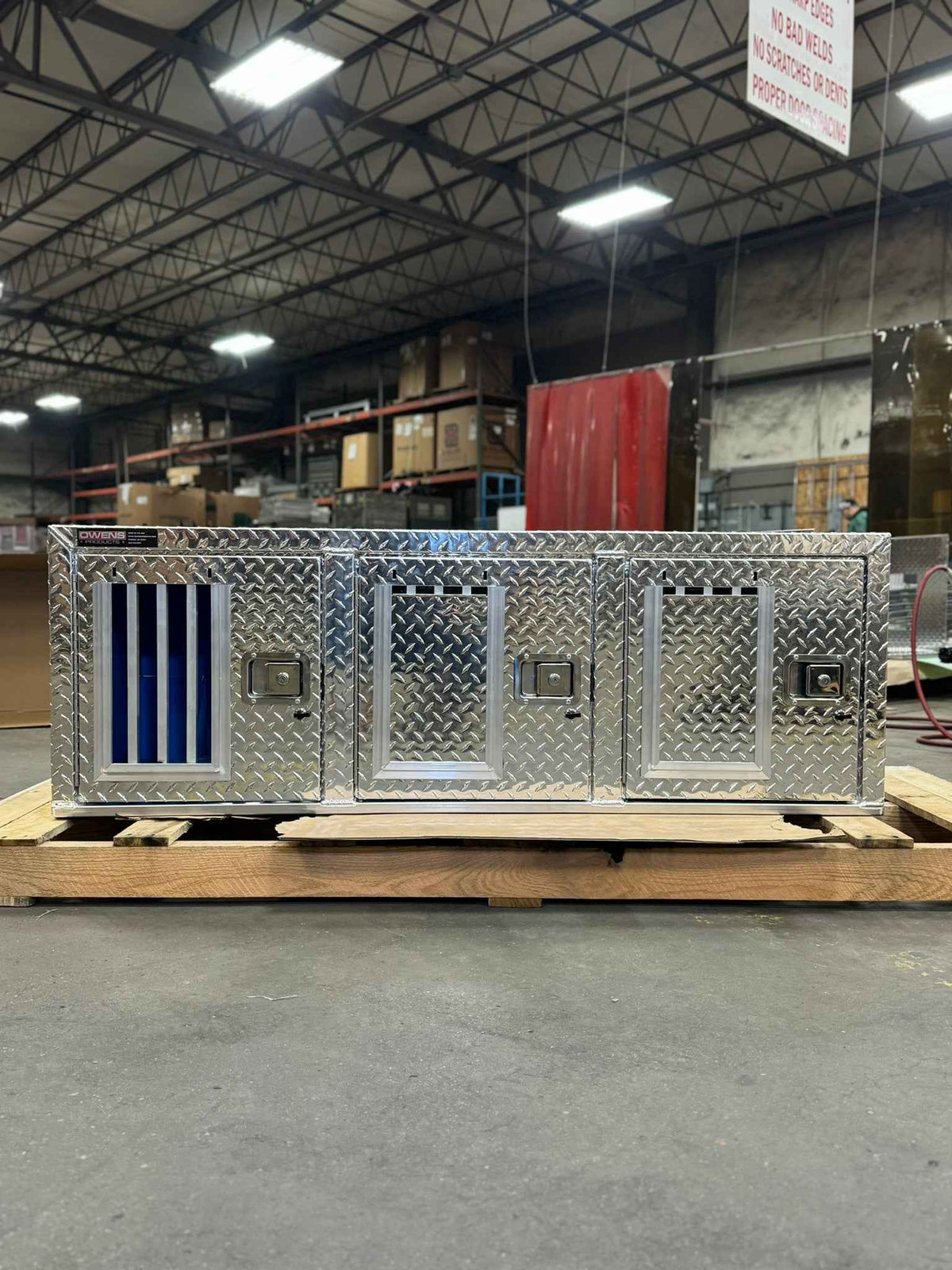 Dog Box 55029 Hunter Series Triple Compartment / 58.5 W X 22.25 D X 20 H / Door And Rear Vents / Diamond Tread Aluminum / Owens Products