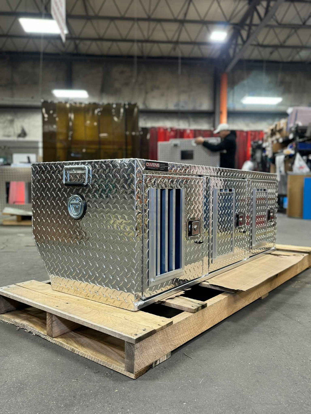 Dog Box 55029 Hunter Series Triple Compartment / 58.5 W X 22.25 D X 20 H / Door And Rear Vents / Diamond Tread Aluminum / Owens Products