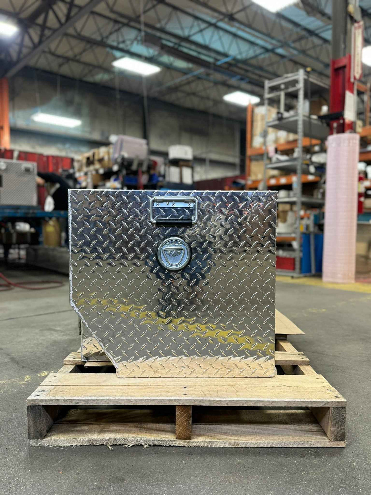Dog Box 55029 Hunter Series Triple Compartment / 58.5 W X 22.25 D X 20 H / Door And Rear Vents / Diamond Tread Aluminum / Owens Products