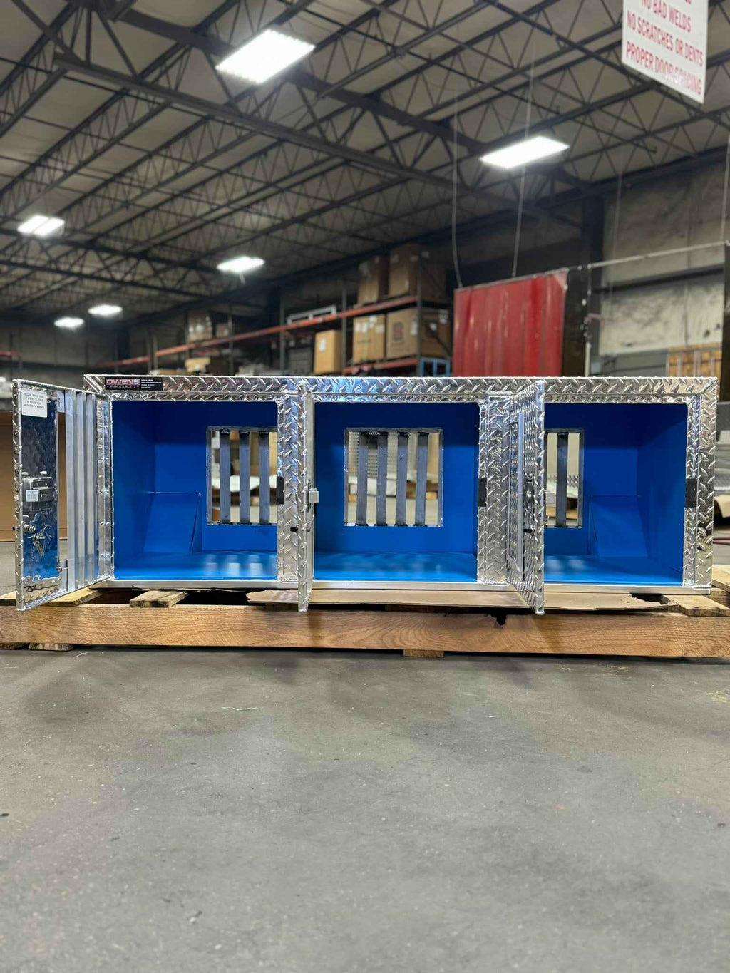 Dog Box 55029 Hunter Series Triple Compartment / 58.5 W X 22.25 D X 20 H / Door And Rear Vents / Diamond Tread Aluminum / Owens Products