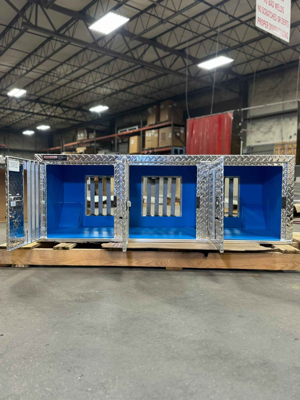 Dog Box 55029 Hunter Series Triple Compartment / 58.5 W X 22.25 D X 20 H / Door And Rear Vents / Diamond Tread Aluminum / Owens Products