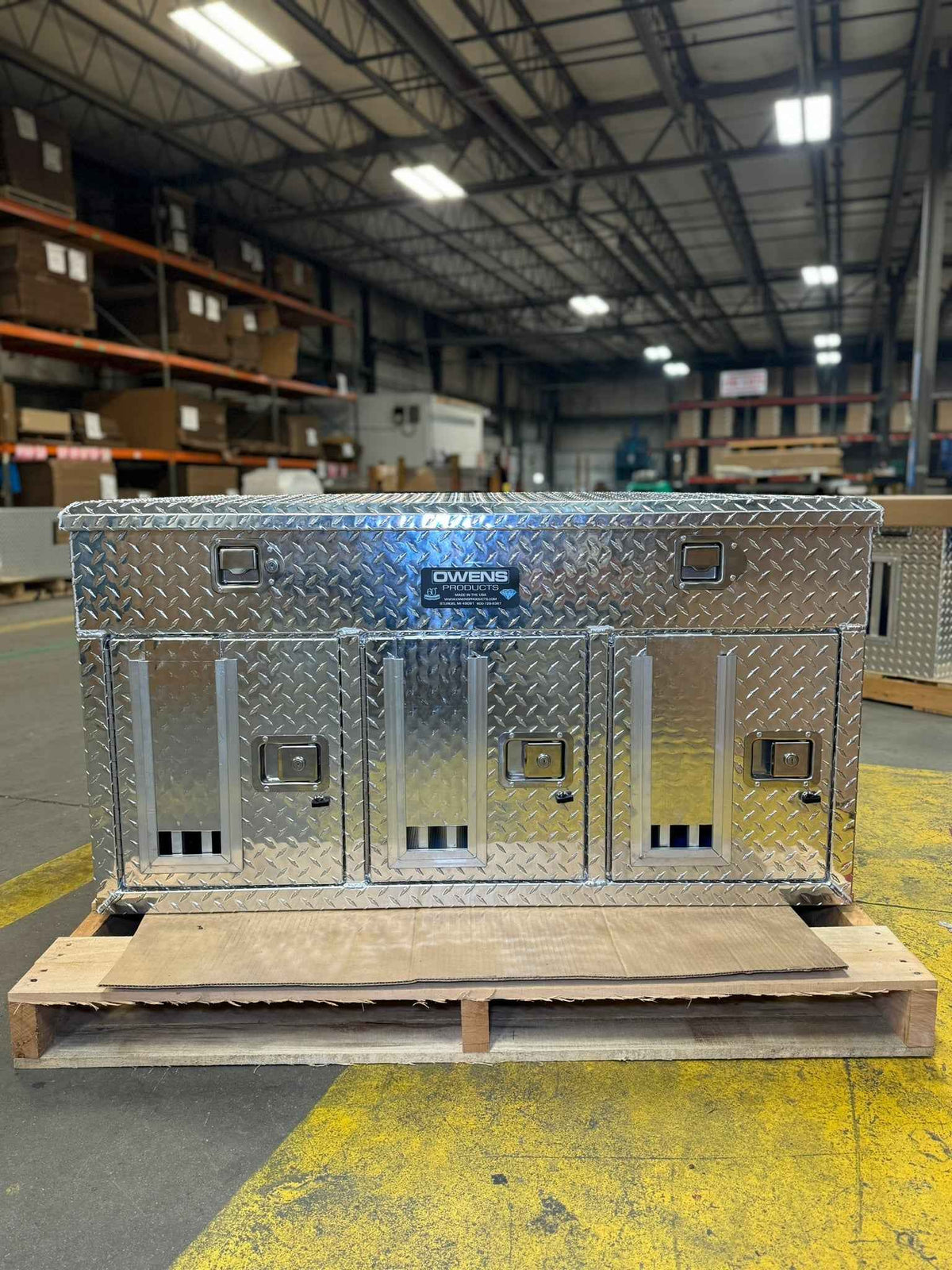 Dog Box 55058 Hunter Series Triple Compartment with Top Storage / 48 W x 36 D x 26 H / Standard Vents with Rear Vent / Diamond Tread Aluminum / Owens Products