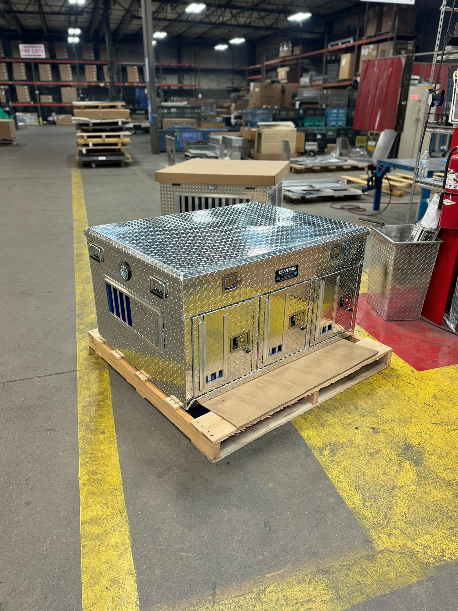 Dog Box 55058 Hunter Series Triple Compartment with Top Storage / 48 W x 36 D x 26 H / Standard Vents with Rear Vent / Diamond Tread Aluminum / Owens Products