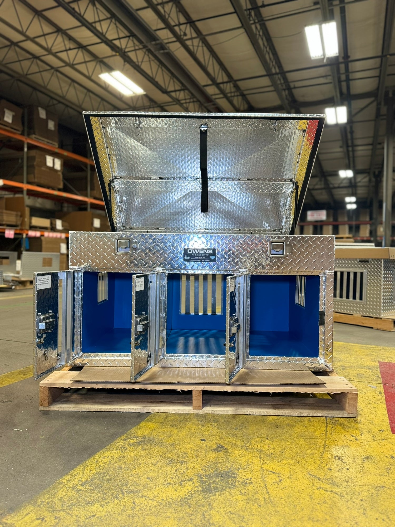 Dog Box 55058 Hunter Series Triple Compartment with Top Storage / 48 W x 36 D x 26 H / Standard Vents with Rear Vent / Diamond Tread Aluminum / Owens Products