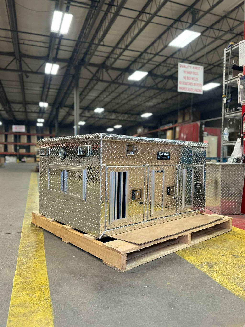 Dog Box 55058 Hunter Series Triple Compartment with Top Storage / 48 W x 36 D x 26 H / Standard Vents with Rear Vent / Diamond Tread Aluminum / Owens Products