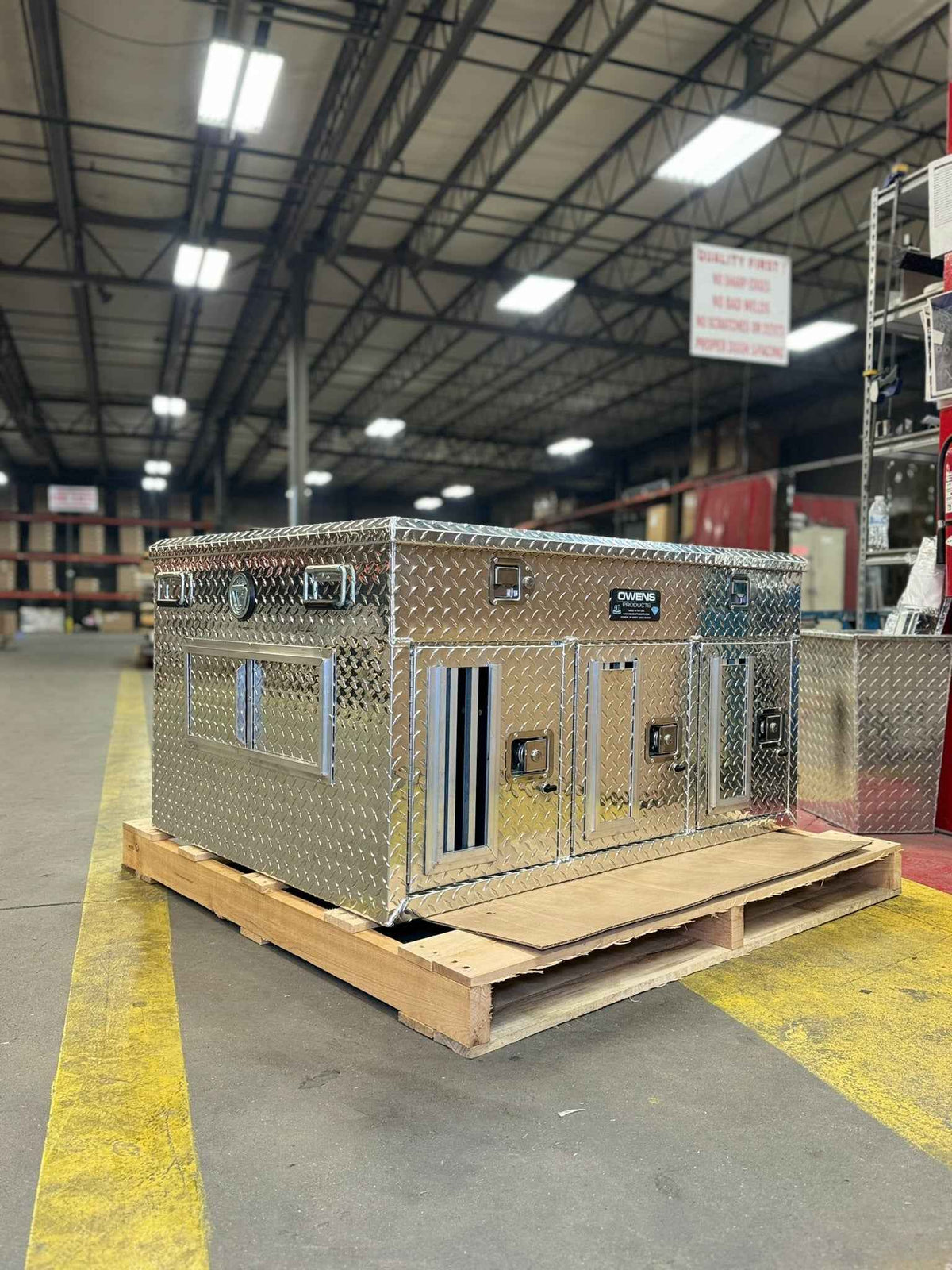 Dog Box 55058 Hunter Series Triple Compartment with Top Storage / 48 W x 36 D x 26 H / Standard Vents with Rear Vent / Diamond Tread Aluminum / Owens Products