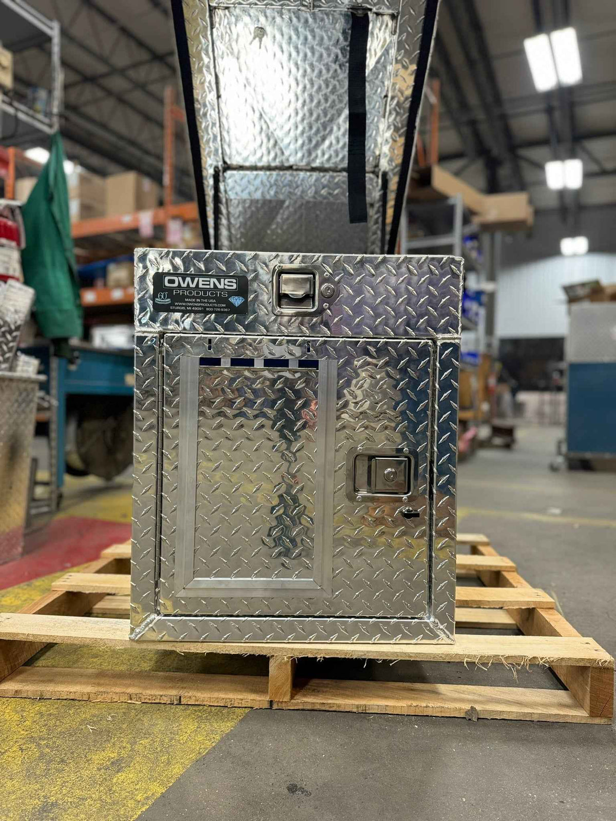 Dog Box 55065 Hunter Series Single Compartment with Top Storage / All Seasons Vents / Diamond Tread Aluminum / Owens Products