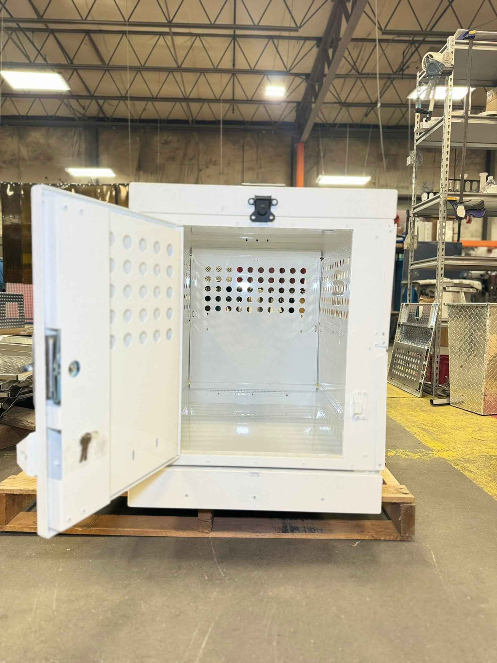 Dog Crate 55318 Professional K9 Series Large Collapsible Working Dog Crate / Single Compartment / 22.25 W x 34 D x 29 H / Mill Finish Aluminum / White / Owens Products