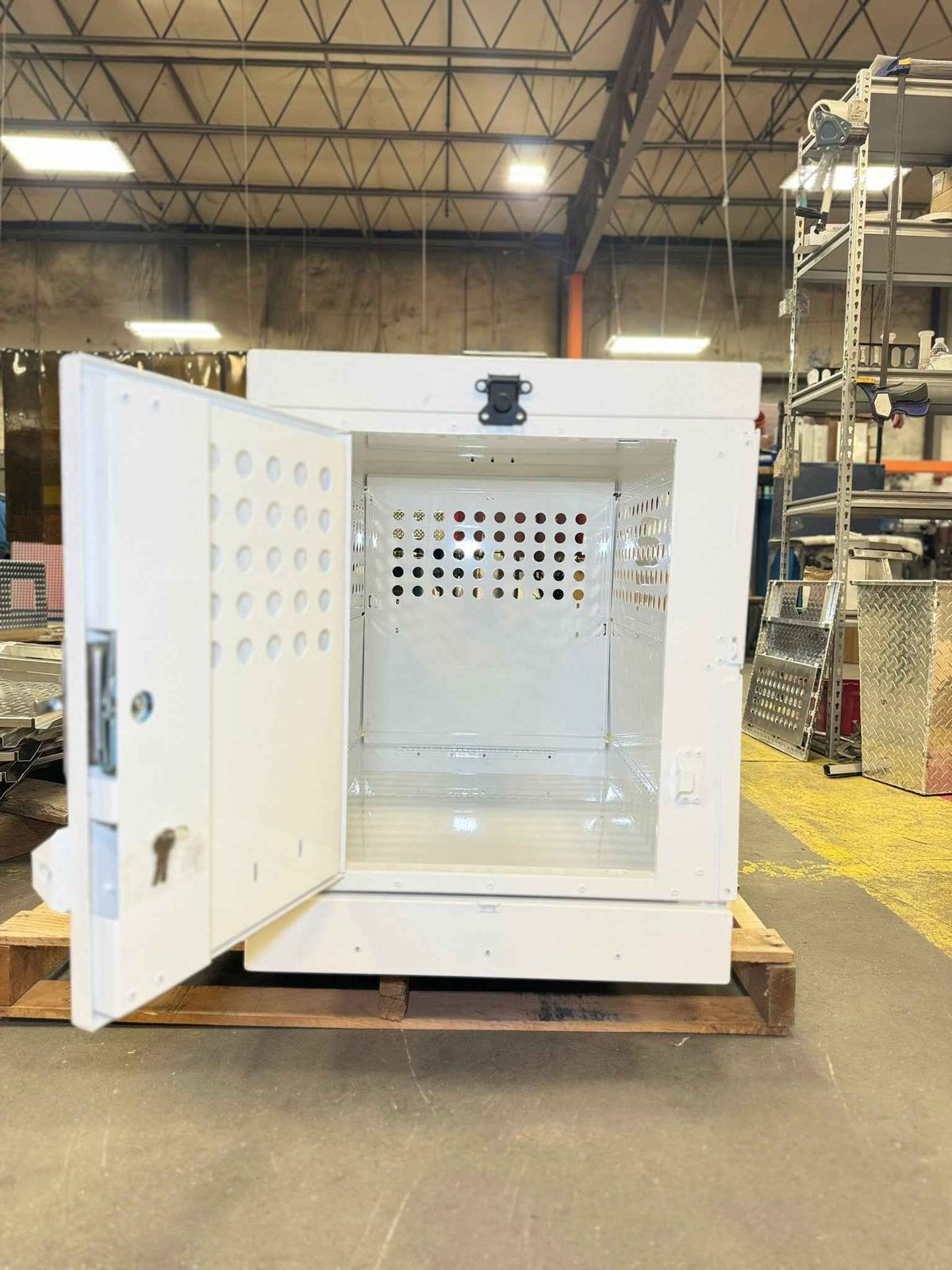 Dog Crate 55318 Professional K9 Series Large Collapsible Working Dog Crate / Single Compartment / 22.25 W x 34 D x 29 H / Mill Finish Aluminum / White / Owens Products