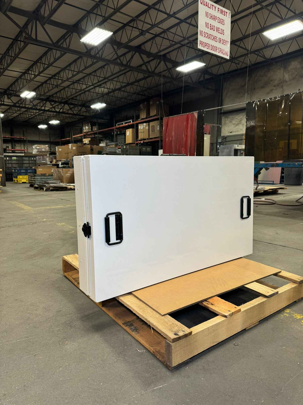 Dog Crate 55318 Professional K9 Series Large Collapsible Working Dog Crate / Single Compartment / 22.25 W x 34 D x 29 H / Mill Finish Aluminum / White / Owens Products