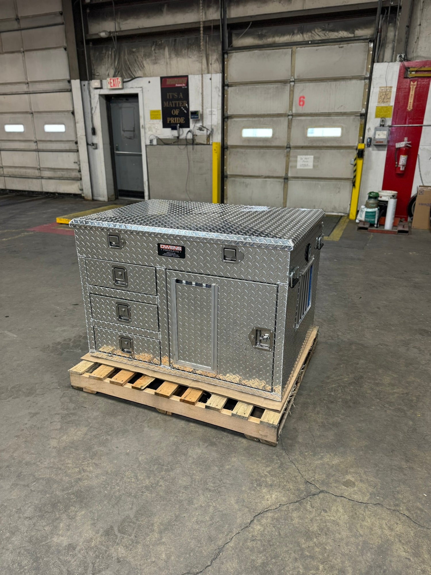 Dog Box 55106 Single Compartment Top And Side Storage UTV Dog Box / 46.5 W x 34.5 D x 32 H / All Season Vents / Diamond Tread Aluminum / Owens Products
