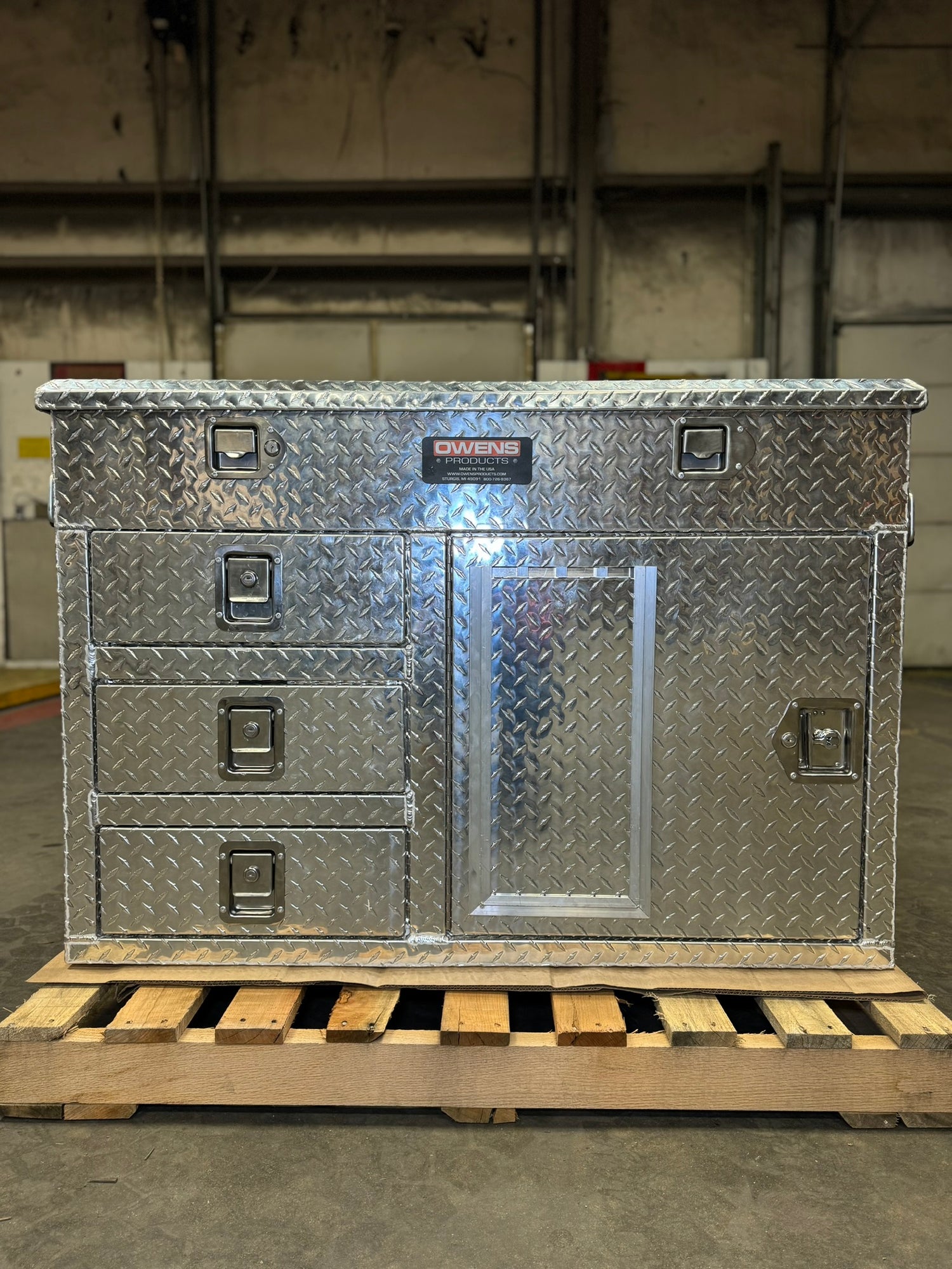 Dog Box 55106 Single Compartment Top And Side Storage UTV Dog Box / 46.5 W x 34.5 D x 32 H / All Season Vents / Diamond Tread Aluminum / Owens Products