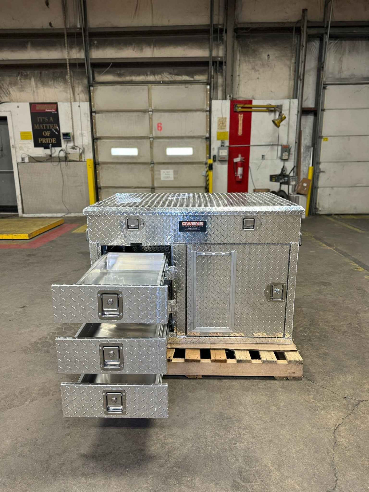 Dog Box 55106 Single Compartment Top And Side Storage UTV Dog Box / 46.5 W x 34.5 D x 32 H / All Season Vents / Diamond Tread Aluminum / Owens Products