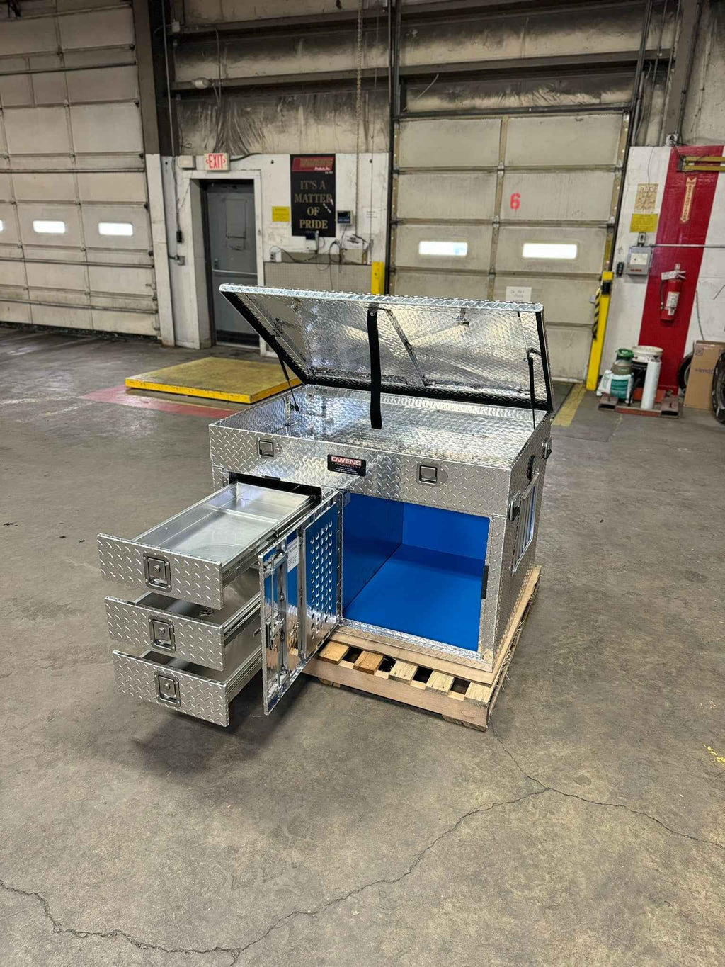 Dog Box 55106 Single Compartment Top And Side Storage UTV Dog Box / 46.5 W x 34.5 D x 32 H / All Season Vents / Diamond Tread Aluminum / Owens Products