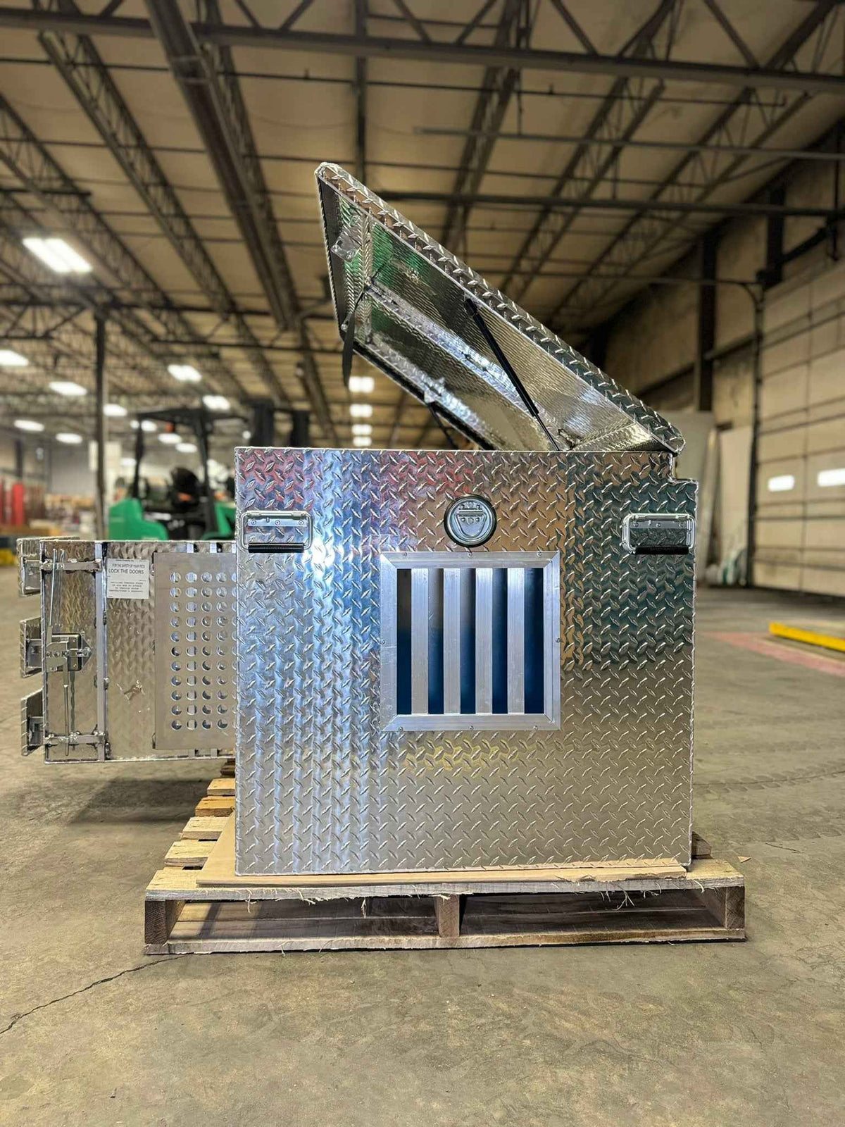 Dog Box 55106 Single Compartment Top And Side Storage UTV Dog Box / 46.5 W x 34.5 D x 32 H / All Season Vents / Diamond Tread Aluminum / Owens Products