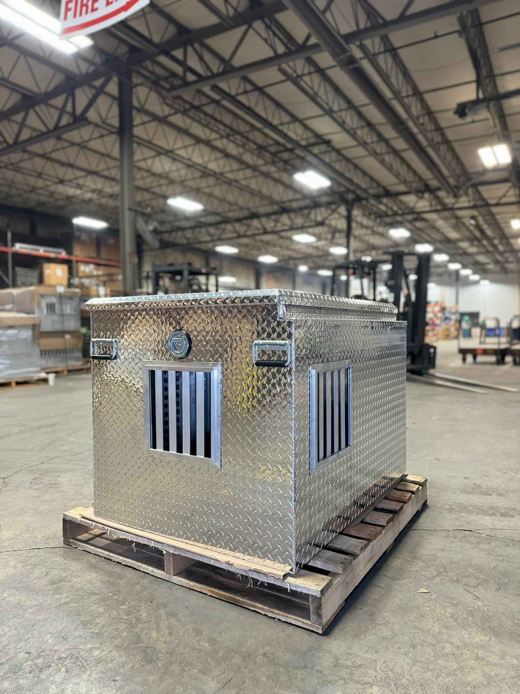 Dog Box 55106 Single Compartment Top And Side Storage UTV Dog Box / 46.5 W x 34.5 D x 32 H / All Season Vents / Diamond Tread Aluminum / Owens Products