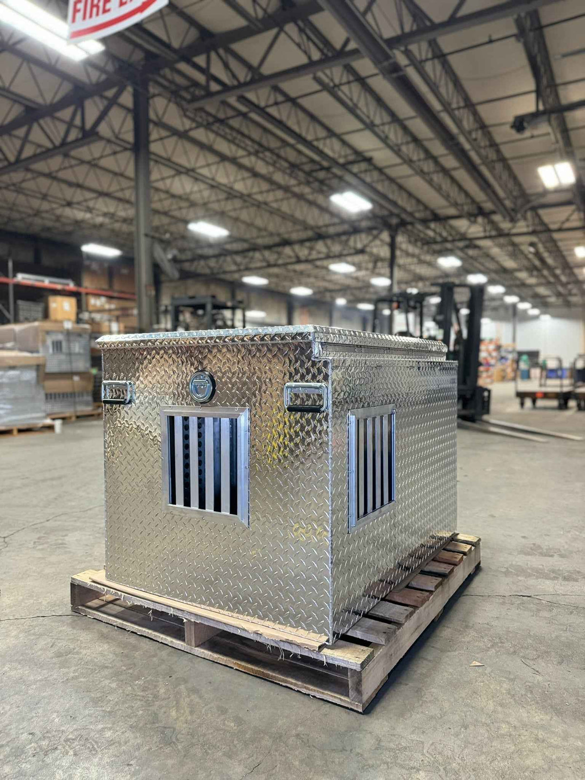 Dog Box 55106 Single Compartment Top And Side Storage UTV Dog Box / 46.5 W x 34.5 D x 32 H / All Season Vents / Diamond Tread Aluminum / Owens Products