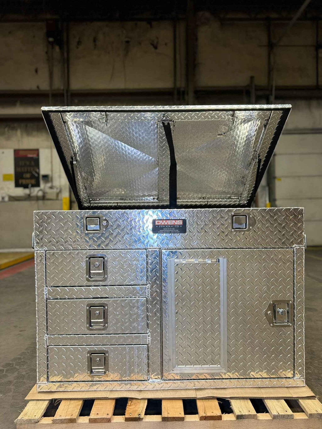 Dog Box 55106 Single Compartment Top And Side Storage UTV Dog Box / 46.5 W x 34.5 D x 32 H / All Season Vents / Diamond Tread Aluminum / Owens Products