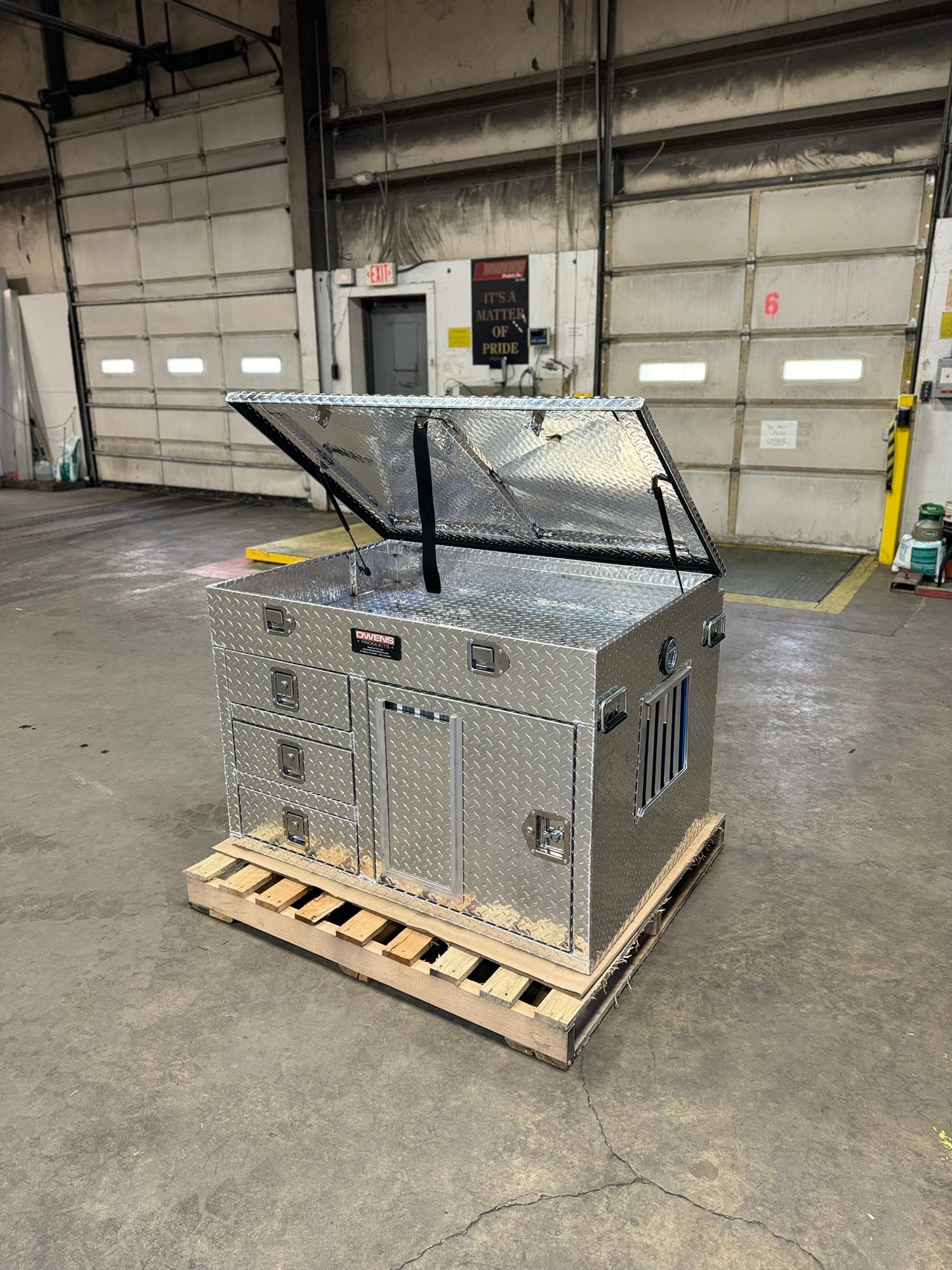 Dog Box 55106 Single Compartment Top And Side Storage UTV Dog Box / 46.5 W x 34.5 D x 32 H / All Season Vents / Diamond Tread Aluminum / Owens Products