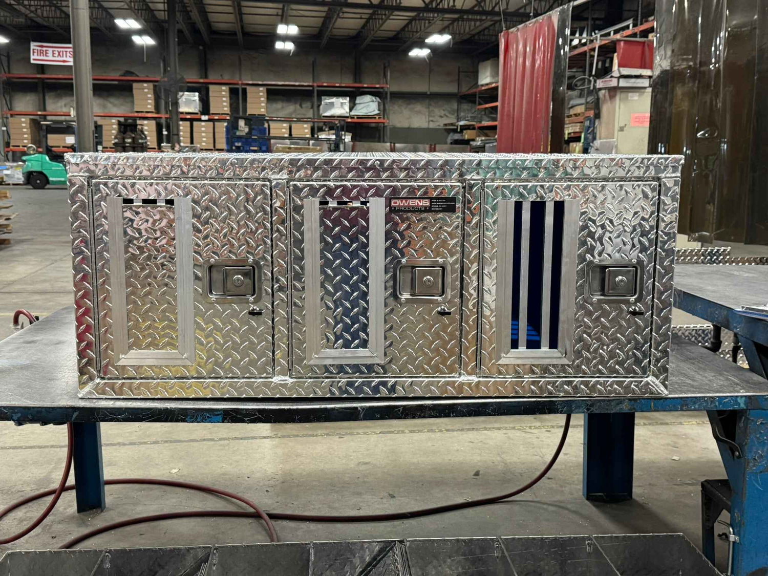 Dog Box 55158 Hunter Series Triple Compartment with No Storage / 48 W x 36 D x 20 H / Standard Vents / Diamond Tread Aluminum / Owens Products