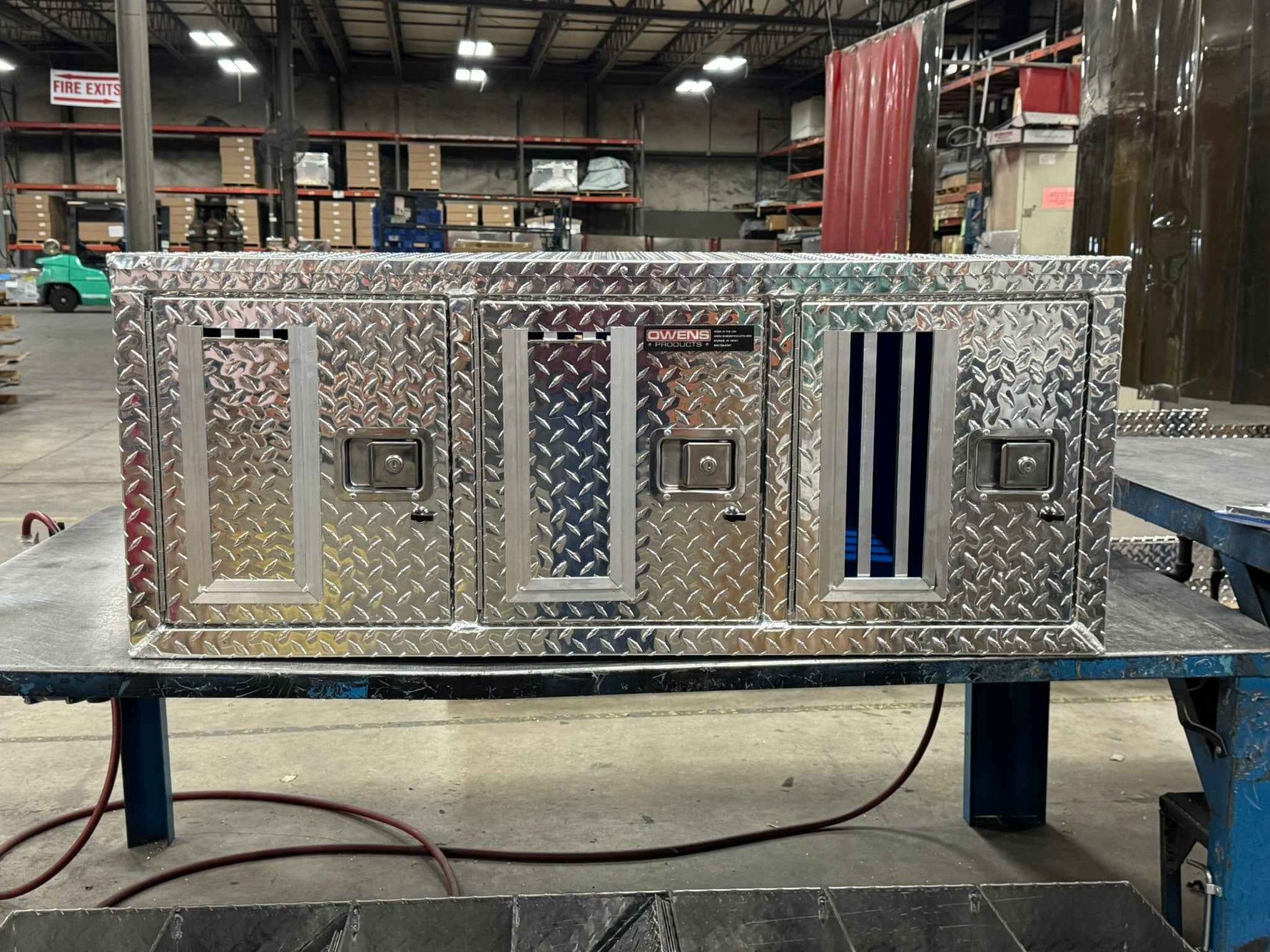 Dog Box 55158 Hunter Series Triple Compartment with No Storage / 48 W x 36 D x 20 H / Standard Vents / Diamond Tread Aluminum / Owens Products