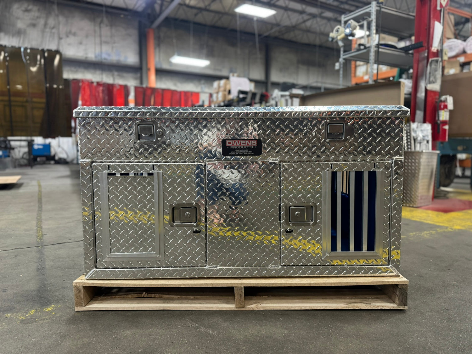 Dog Box 55006 Hunter Series Double Compartment with Top Storage / 48 W x 45 D x 26 H / Standard Vents / Diamond Tread Aluminum / Owens Products