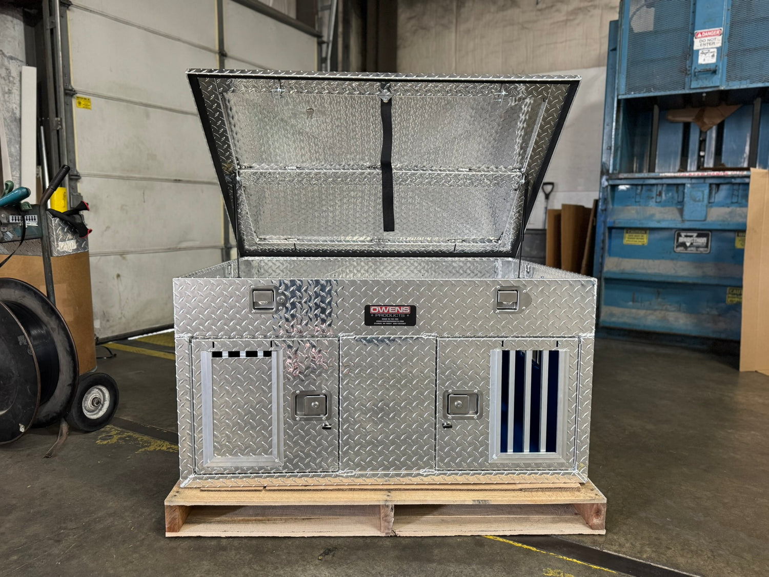 Dog Box 55030 Hunter Series Double Compartment with Top Storage / 48 W x 36 D x 26 H / Shallow / Standard Vents / Diamond Tread Aluminum / Owens Products