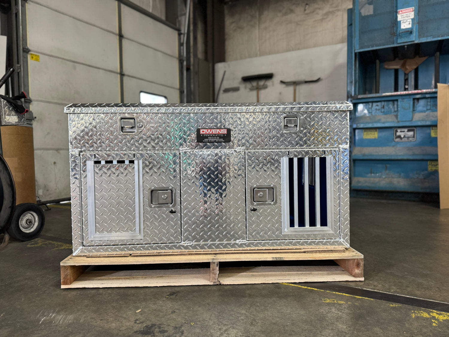 Dog Box 55030 Hunter Series Double Compartment with Top Storage / 48 W x 36 D x 26 H / Shallow / Standard Vents / Diamond Tread Aluminum / Owens Products