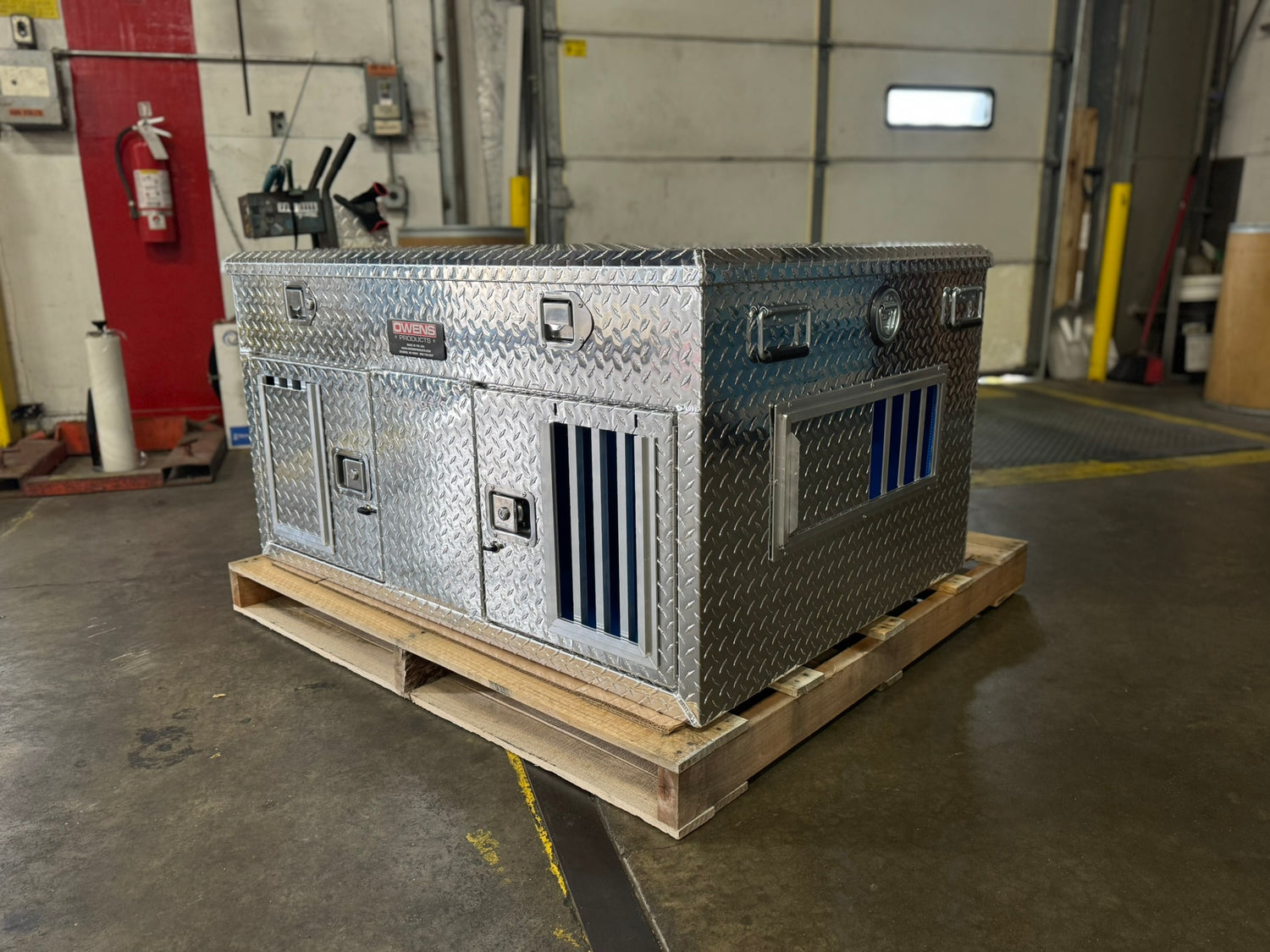 Dog Box 55030 Hunter Series Double Compartment with Top Storage / 48 W x 36 D x 26 H / Shallow / Standard Vents / Diamond Tread Aluminum / Owens Products