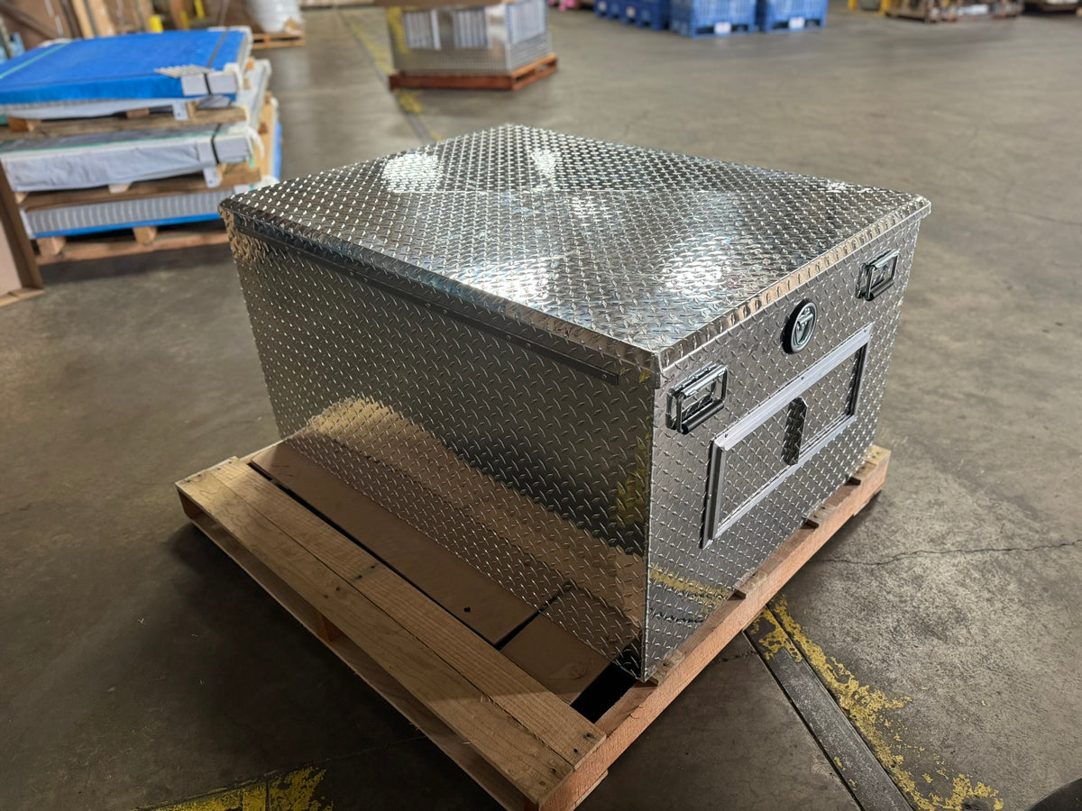 Dog Box 55030 Hunter Series Double Compartment with Top Storage / 48 W x 36 D x 26 H / Shallow / Standard Vents / Diamond Tread Aluminum / Owens Products
