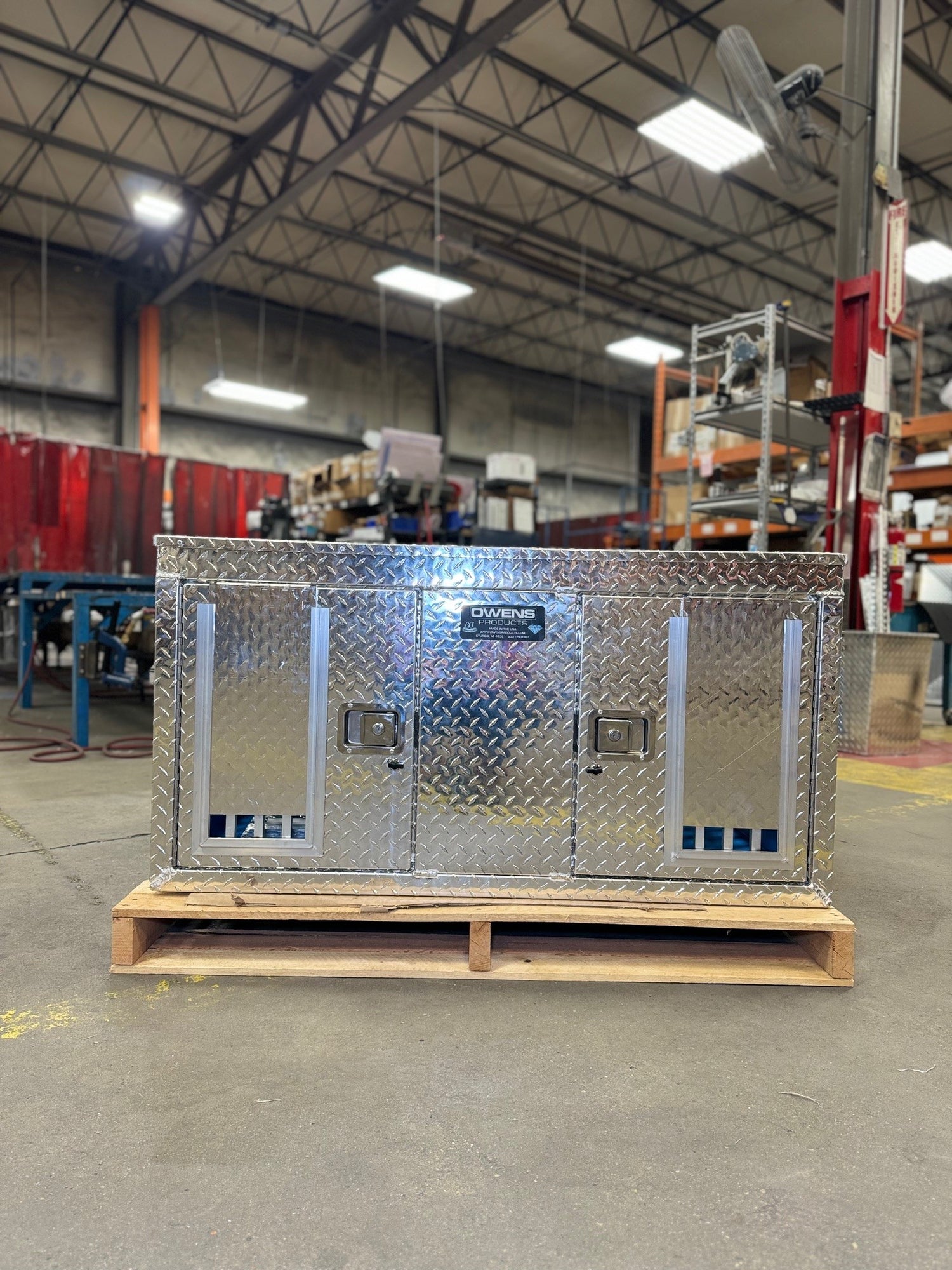 Dog Box 55038 Hunter Series Double Compartment / 48 W x 45 D x 25 H / Tall / All Seasons Vents / Diamond Tread Aluminum / Owens Products